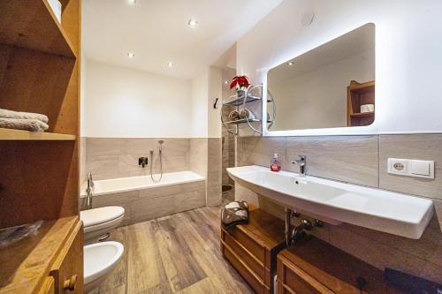 Ένα μπάνιο στο Haus Reimon Apt Monika