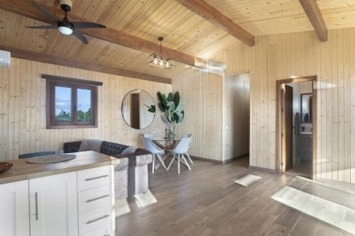 un salon avec un canapé et une table dans l'établissement Villa Fatema, à Conil de la Frontera