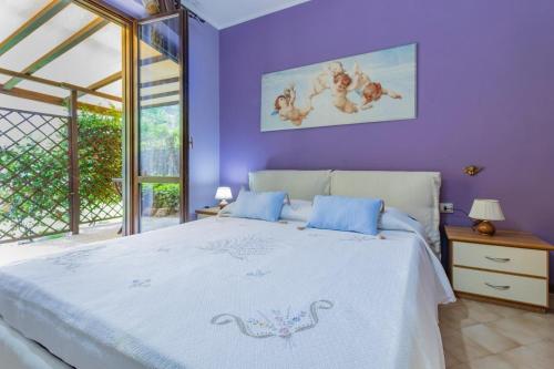 LondaにあるOasi del Mugelloの紫の壁のベッドルーム1室(キングサイズベッド1台付)