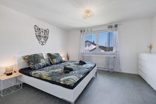 MeßstettenにあるFerienhaus Joannaのベッドルーム1室(犬2匹が乗ったベッド1台付)