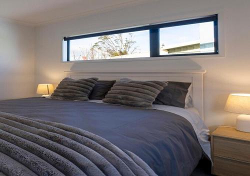 Un dormitorio con una cama y una ventana encima. en Central Studios, en Westport