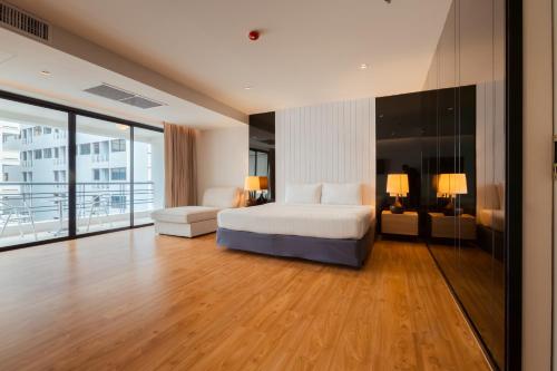 فندق ساندي سبرينغ في باتايا سنترال: غرفة فندقية مع سرير وشرفة