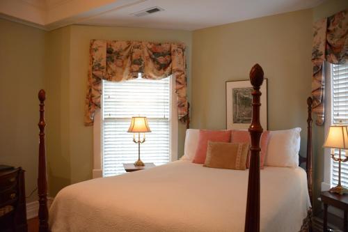 a bedroom with a bed and a window at Bluff View Inn in Chattanooga