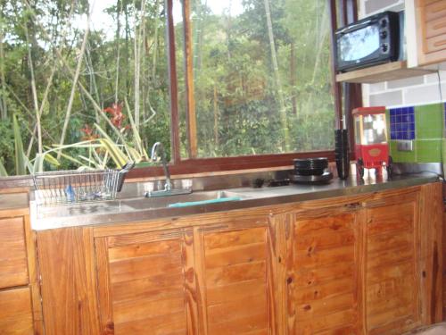 una cocina con fregadero y ventana en Full house, 