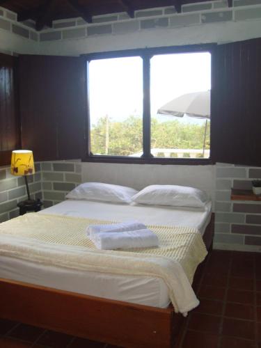 Un dormitorio con dos camas y dos ventanas. en Full house, 