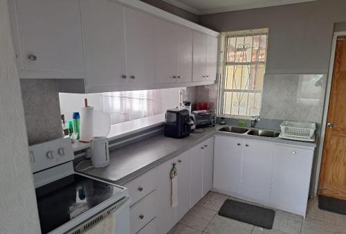 Kuchyň nebo kuchyňský kout v ubytování Ambridge Villa