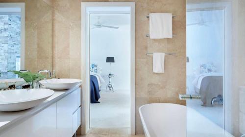 A bathroom at Palm Beach Tranquility