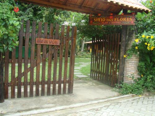 an entrance to a gate with a sign on it at Pousada Sitio das Flores in Trindade
