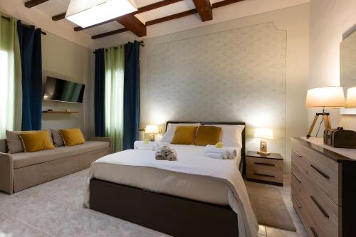 ガンバッシ・テルメにあるA Casa di Franca Villa con piscinaの大きなベッドとソファのある寝室