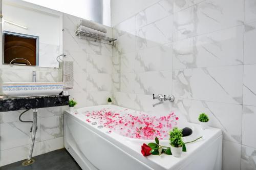 Bilik mandi di Gallivanto Inn - Rohini