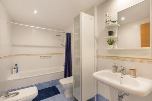 ein Badezimmer mit Waschbecken, Toilette und Dusche in der Unterkunft Paradise Beach Bay in Adeje