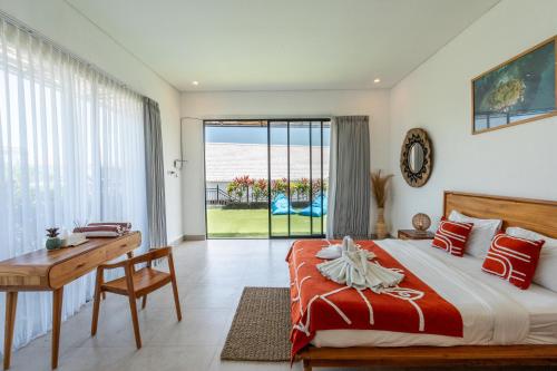 バドゥンにあるVilla Mila Mouのベッドと机と窓のある寝室