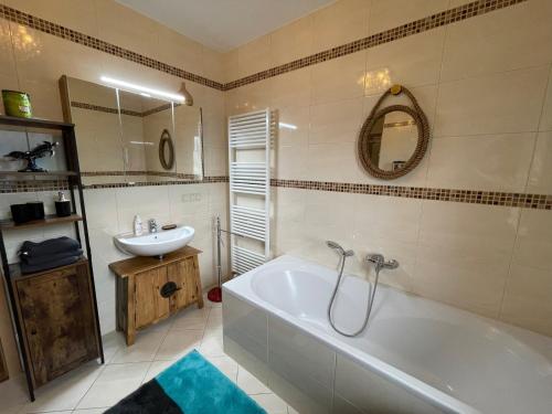 ザスニッツにあるDreamlinerの白い浴槽と洗面台のあるバスルーム