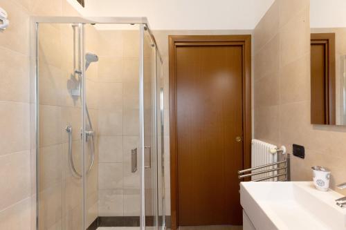 un baño con ducha y lavabo en Casa Vacanze da Ricky App 5, en Peschiera del Garda