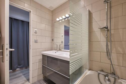 レ・デュー・アルプにあるBoutique Central Appart Les 2 Alpesの洗面台とシャワー付きのバスルーム