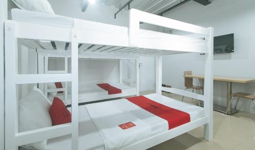 Postel nebo postele na pokoji v ubytování RedDoorz at Coral Tree Residences