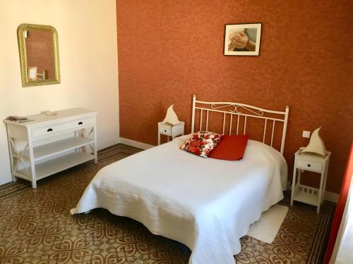 - une chambre avec un lit blanc et 2 tables de chevet dans l'établissement Chambres d'hote chez Françoise, à Salinelles