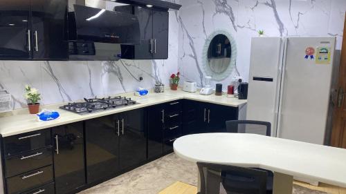 Η κουζίνα ή μικρή κουζίνα στο Full Makkah home