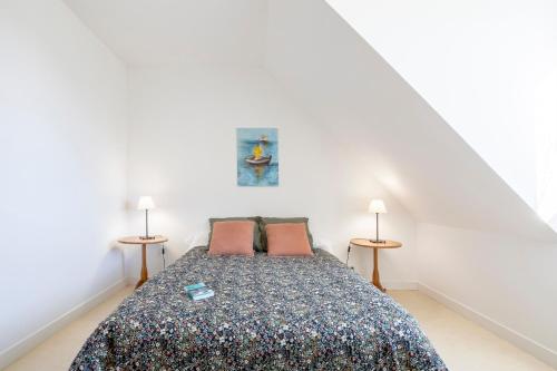 ein Schlafzimmer mit einem Bett mit zwei Lampen in der Unterkunft La Pause Bigoudène in Penmarcʼh