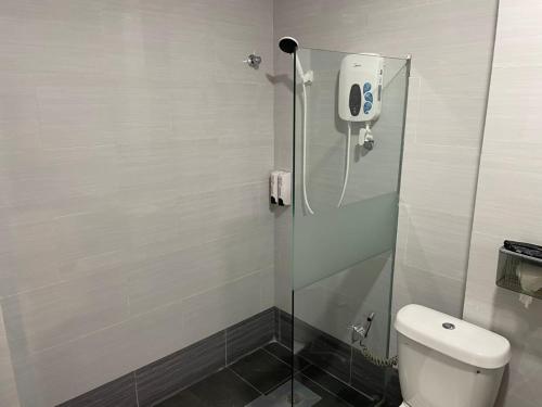 a shower with a glass door in a bathroom at Hotel Benoni in Papar