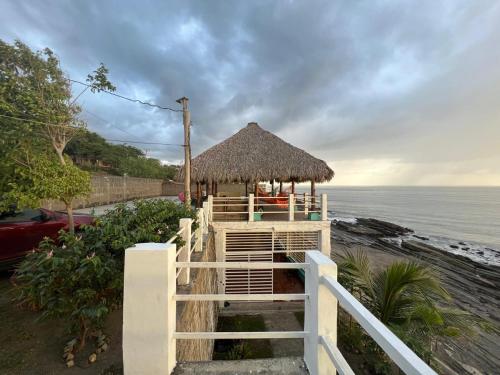 een restaurant op het strand vlakbij de oceaan bij Artola Beach Rentals Advisors in La Boquita