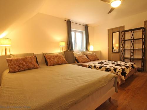 a bedroom with two beds and a couch at Charmant duplex avec terrasse, animaux acceptés, WiFi inclus - FR-1-497-163 in Colombiers