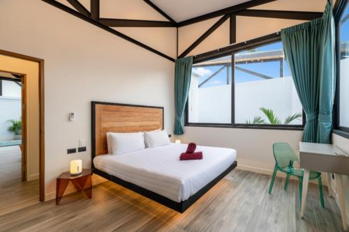 Postel nebo postele na pokoji v ubytování Modern 4-Bedroom Solar Villa with Pool & Game Zone at Sunset Garden 15