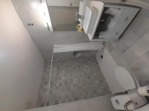 a small bathroom with a toilet and a sink at Bulevar in Macael