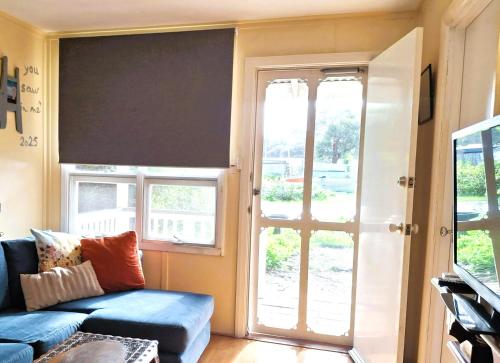 TV a/nebo společenská místnost v ubytování The Shanty