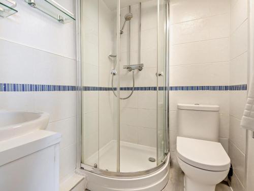 une salle de bain avec une douche, des toilettes et un lavabo dans l'établissement 2 Bed in Blakeney 78478, à Blakeney