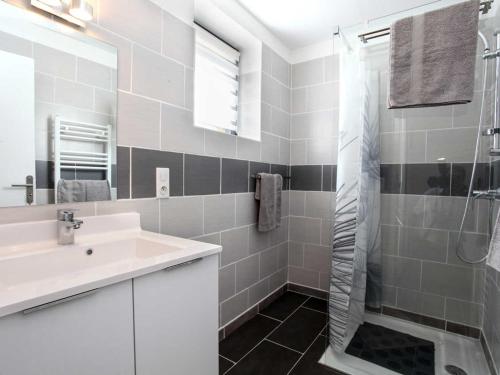 GroléjacにあるGîte charmant à Groléjac avec parking, WiFi et jardin clos - FR-1-616-428の洗面台とシャワー付きのバスルーム