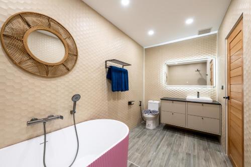 Koupelna v ubytování Modern 4-Bedroom Solar Villa with Pool & Game Zone at Sunset Garden 15