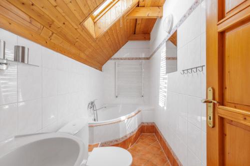 Un baño de Hotel BELLA