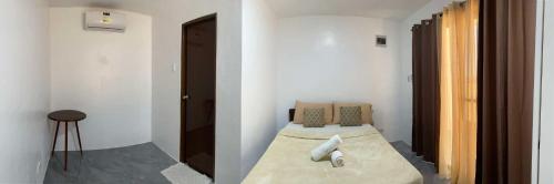 San NarcisoにあるBeach front deluxe room with bathroom - Modern Cabin Shiloh 2の部屋の中にベッドがある小さな寝室