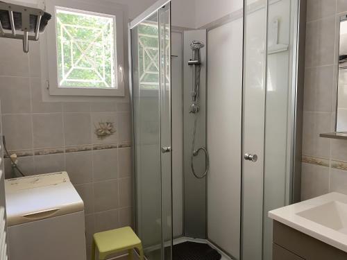 a shower with a glass door in a bathroom at Maison Le Coteau Des Sources in Ménestérol-Montignac