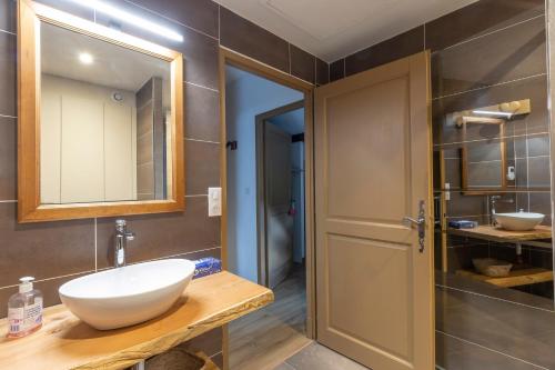 un baño con lavabo y espejo en Chalet Triplex avec Piscine - Sauna, en Samoëns