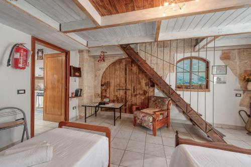 ヴェーリエにあるCasa Giuliaの階段付きのベッドルーム1室、椅子付きのベッドルーム1室が備わります。