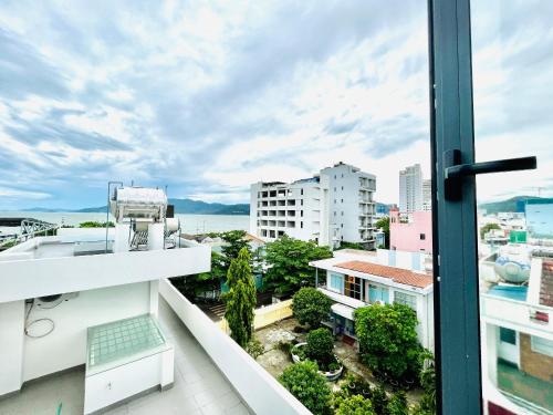 クイニョンにあるHomestay Lumia Goldの街の景色を望むバルコニー