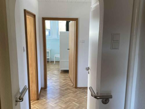 un couloir avec deux portes et un couloir avec un étage dans l'établissement Veojano Ferienwohnung, à Schmallenberg