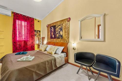 クアルトゥ・サンテーレナにあるVilla Angelaのベッドルーム1室(ベッド1台、椅子2脚付)