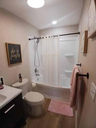 Ένα μπάνιο στο Pretty in Pink in Bismarck