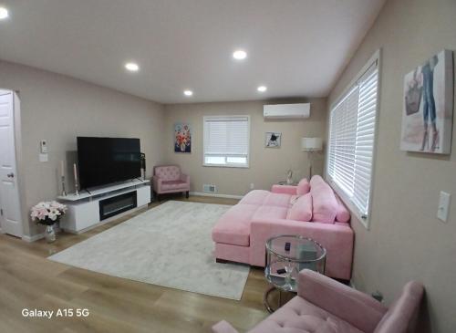 Μια τηλεόραση ή/και κέντρο ψυχαγωγίας στο Pretty in Pink in Bismarck