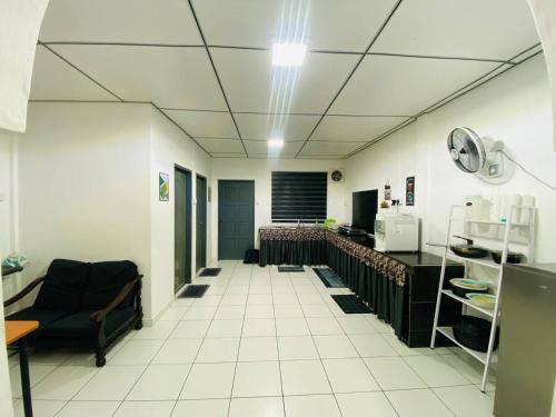 Η κουζίνα ή μικρή κουζίνα στο Homestay Indah Jaya Sandakan