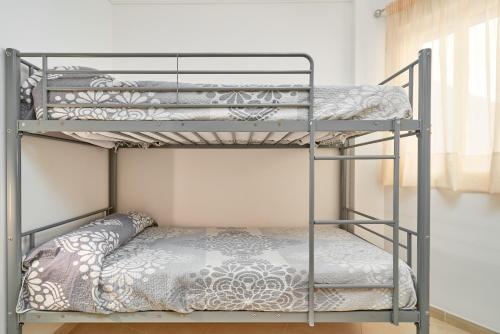 une chambre avec deux lits superposés dans l'établissement Apartamento Lola 1, à Nerja