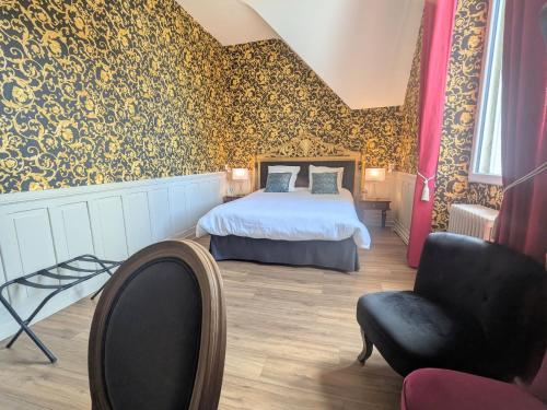 une chambre d'hôtel avec un lit et une chaise dans l'établissement Chambre Royale au Château de la Rose avec Parking Privé - FR-1-591-766, à Cluis