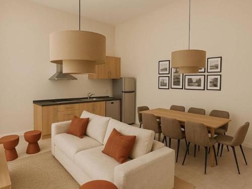 ein Wohnzimmer mit Sofa und Tisch in der Unterkunft T2 neuf à Valmorel, 4 pers, parking - FR-1-291-1040 in Valmorel