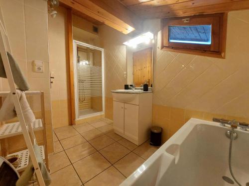 Ένα μπάνιο στο Chalet rénové calme avec terrasse et parking, animaux acceptés, wifi gratuit - FR-1-346-597