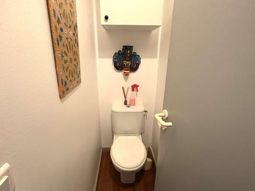 a small bathroom with a toilet in a room at Charmante villa familiale au Cap Ferret, proche plages, 9 pers - FR-1-736-68 in Cap-Ferret