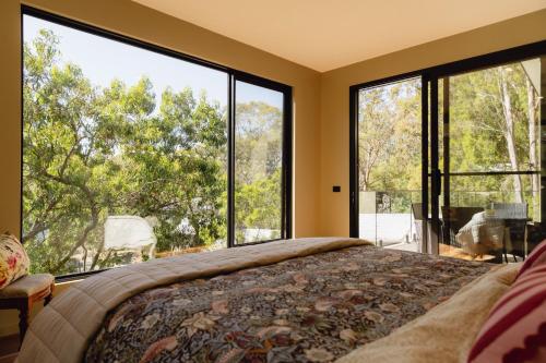 Un dormitorio con una cama y una ventana grande en Parachilna at Boardwalk Villas, en Metung