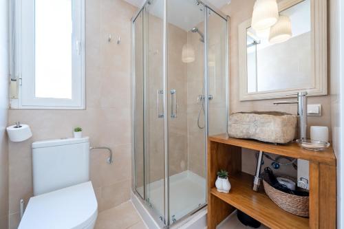 Un baño con ducha, inodoro y lavabo. en Apartamento Sf2, en L'Ametlla de Mar